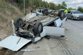 Bilecik’te sürücüsünün direksiyon hakimiyetini kaybettiği araç takla attı: 2 yaralı