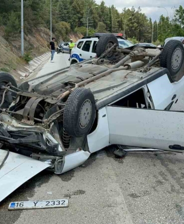 Bilecik’te sürücüsünün direksiyon hakimiyetini kaybettiği araç takla attı: 2 yaralı