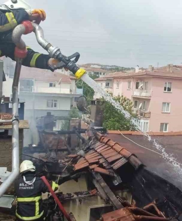 Bilecik’te teras katındaki dairede çıkan yangın korkuttu