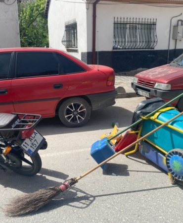 Bilecik’te yolda temizlik yapan işçiye motosiklet çarptı