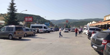 Binlerce aracın geçiş yaptığı karayolunda bayram dönüşü yoğunluğu