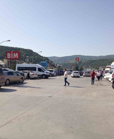 Binlerce aracın geçiş yaptığı karayolunda bayram dönüşü yoğunluğu