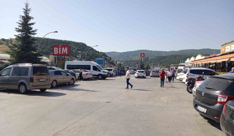 Binlerce aracın geçiş yaptığı karayolunda bayram dönüşü yoğunluğu