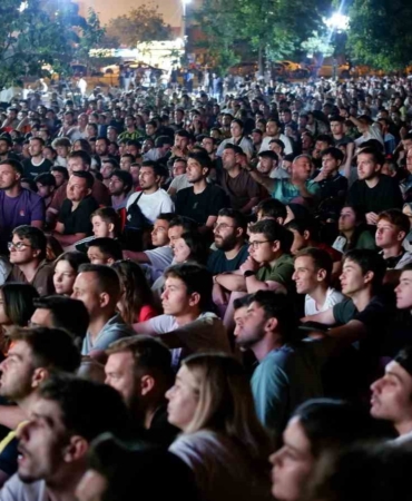 Binlerce kişi milli maçta gol anında sevinç çığlıklarına boğuldu