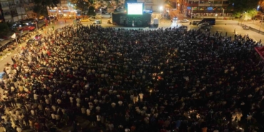 Binlerce kişi tek yürek olup maçı dev ekranda izledi