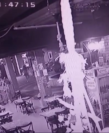 Bir kişinin öldüğü ve bir kişinin yaralandığı silahlı saldırı anı kameralara yansıdı