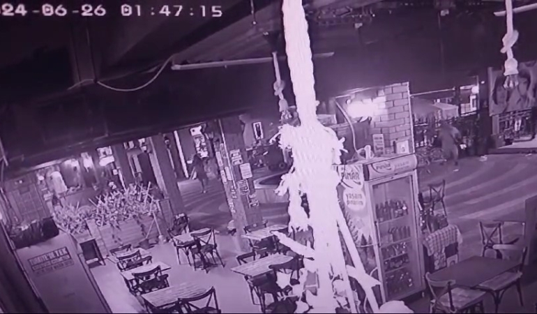Bir kişinin öldüğü ve bir kişinin yaralandığı silahlı saldırı anı kameralara yansıdı
