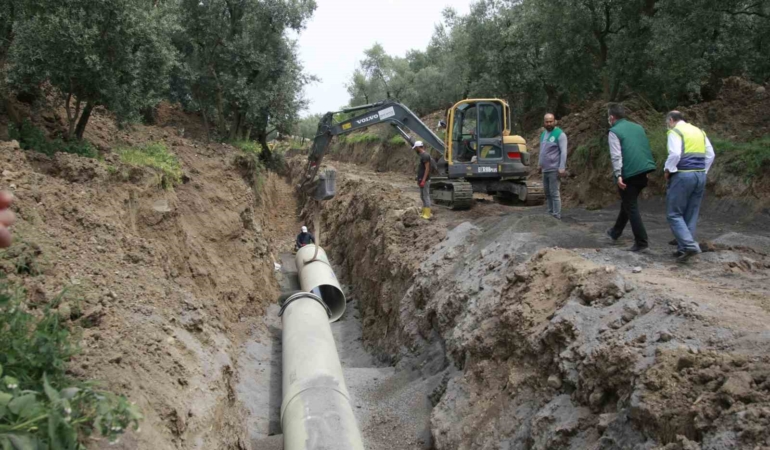Boruların patlaması, çiftçiyi susuz bıraktı