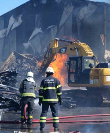 Boya fabrikasında çıkan yangında ev ve araçlar küle döndü