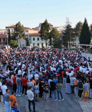 Bozüyük Belediyesi Türkiye-Portekiz maçı için dev ekran kurdu