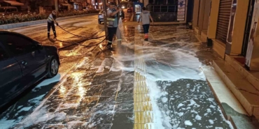 Bozüyük’te ana cadde kaldırımları köpüklü yıkama ile temizleniyor