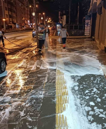 Bozüyük’te ana cadde kaldırımları köpüklü yıkama ile temizleniyor