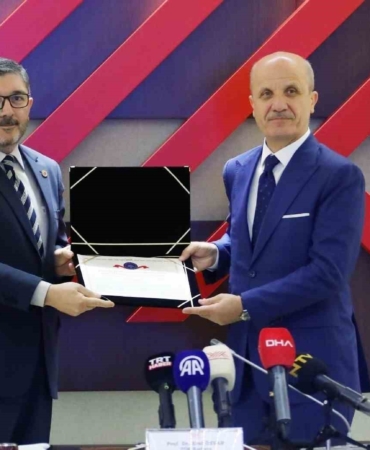 BŞEÜ ödül törenine adını yazdırdı