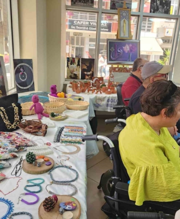 Bu sergi engelleri aştı