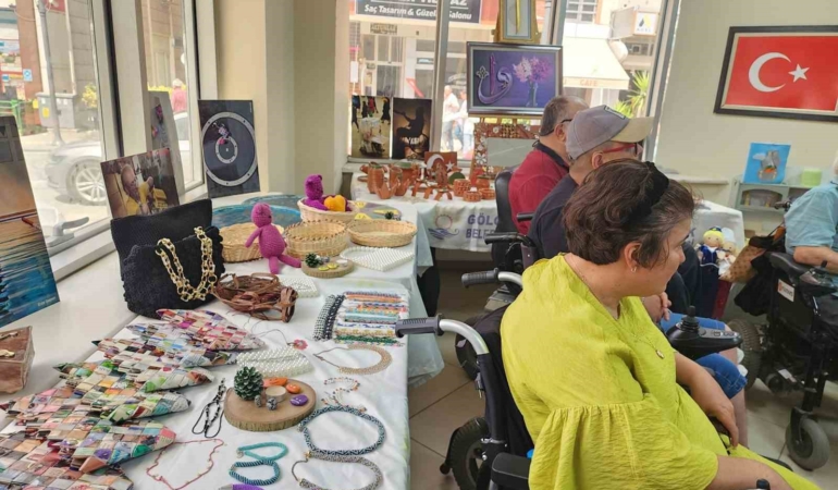 Bu sergi engelleri aştı