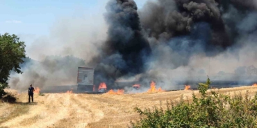 Buğday tarlasındaki kamyon alev aldı