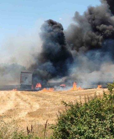 Buğday tarlasındaki kamyon alev aldı