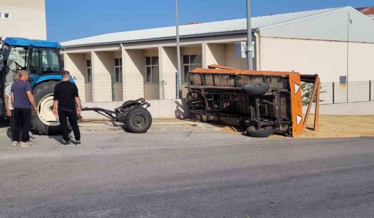 Buğday yüklü traktör devrildi, yol buğday ambarına döndü