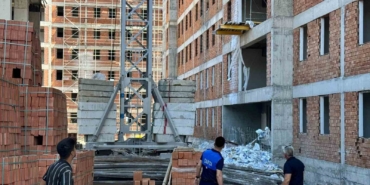Bugün de sınav saatinde inşaatta çalıştılar