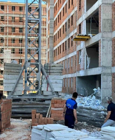 Bugün de sınav saatinde inşaatta çalıştılar