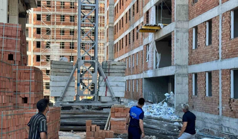 Bugün de sınav saatinde inşaatta çalıştılar