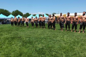 Burhaniye yağlı güreşlerinde Ertuğrul Dağdeviren başpehlivan oldu