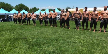 Burhaniye yağlı güreşlerinde Ertuğrul Dağdeviren başpehlivan oldu