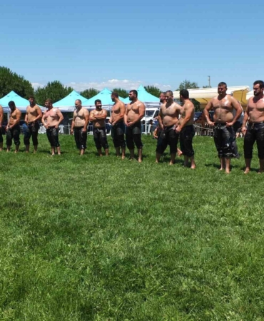 Burhaniye yağlı güreşlerinde Ertuğrul Dağdeviren başpehlivan oldu