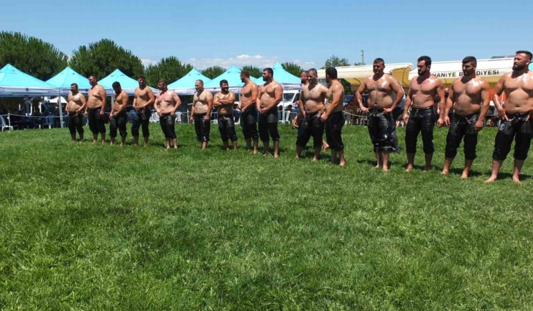 Burhaniye yağlı güreşlerinde Ertuğrul Dağdeviren başpehlivan oldu