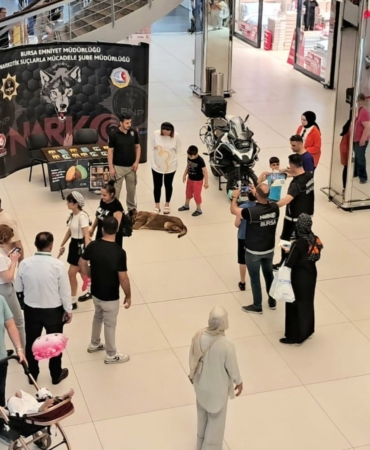 Bursa polisi vatandaşları bilgilendirdi