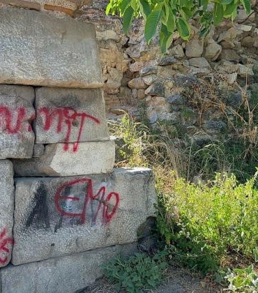 Bursa’da 2 bin yıllık tarihi surlara sprey boya ile yazı yazdılar