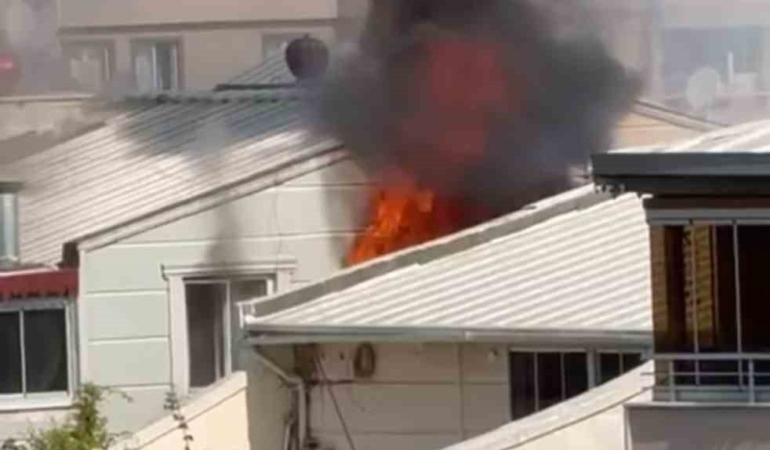 Bursa’da ev alev alev yandı, bina tahliye edildi