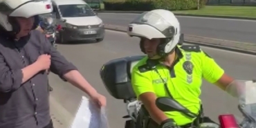 Bursa’da geç kalan öğrencileri yine motosikletli polisler yetiştirdi