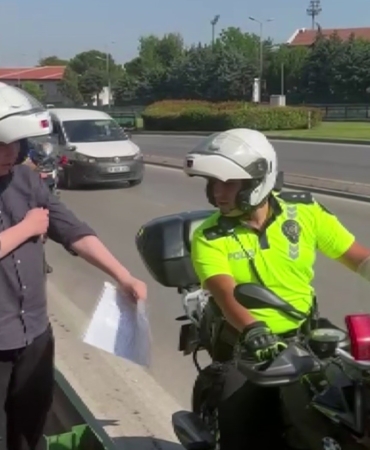 Bursa’da geç kalan öğrencileri yine motosikletli polisler yetiştirdi