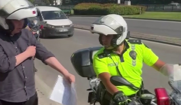 Bursa’da geç kalan öğrencileri yine motosikletli polisler yetiştirdi