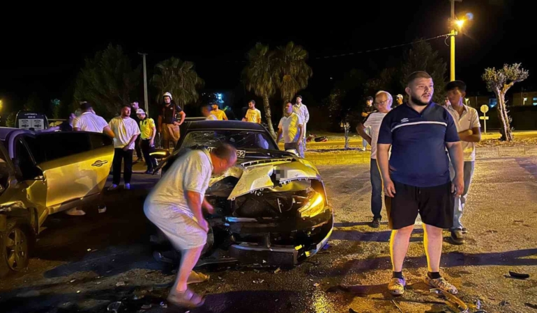 Bursa’da iki otomobil kafa kafaya çarpıştı: 3 yaralı