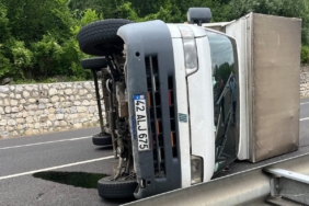 Bursa’da kamyonet devrildi : 3 yaralı