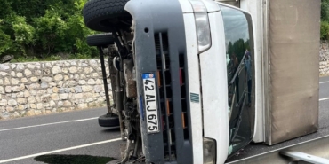 Bursa’da kamyonet devrildi : 3 yaralı
