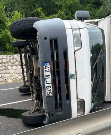 Bursa’da kamyonet devrildi : 3 yaralı