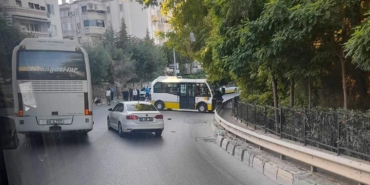 Bursa’da kaza yapan minibüs şoförü yaralandı