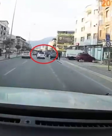 Bursa’da makas atan otomobil, bebek ile anneyi altına alıyordu