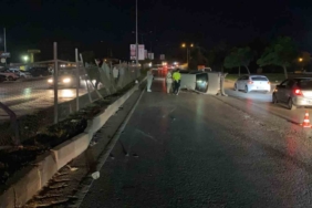 Bursa’da refüjdeki koruma tellerine çarpan otomobil takla attı: Karı-koca yaralandı