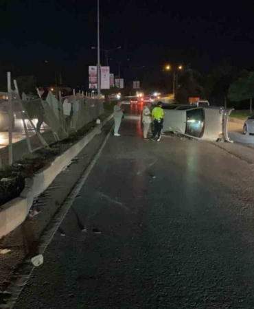 Bursa’da refüjdeki koruma tellerine çarpan otomobil takla attı: Karı-koca yaralandı