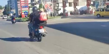 Bursa’da tehlikeli anlar: Bagajda 3 kişi, motosiklette 4 kişi