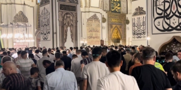 Bursa’da vatandaşlar, bayram namazı için Ulu Cami’ye akın etti