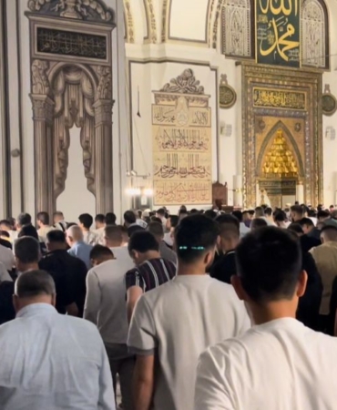 Bursa’da vatandaşlar, bayram namazı için Ulu Cami’ye akın etti