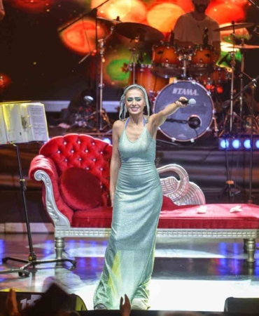 Bursa’da Yıldız Tilbe sevgisi salona sığmadı