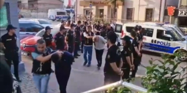Bursa’da zehir tacirlerine şafak operasyonu...Kapılar koçbaşlarıyla kırıldı, dron havadan takip etti