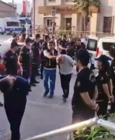 Bursa’da zehir tacirlerine şafak operasyonu...Kapılar koçbaşlarıyla kırıldı, dron havadan takip etti