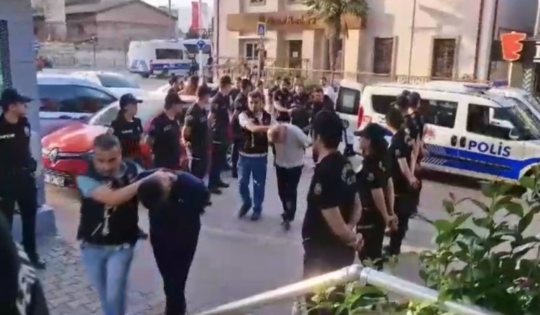 Bursa’da zehir tacirlerine şafak operasyonu...Kapılar koçbaşlarıyla kırıldı, dron havadan takip etti